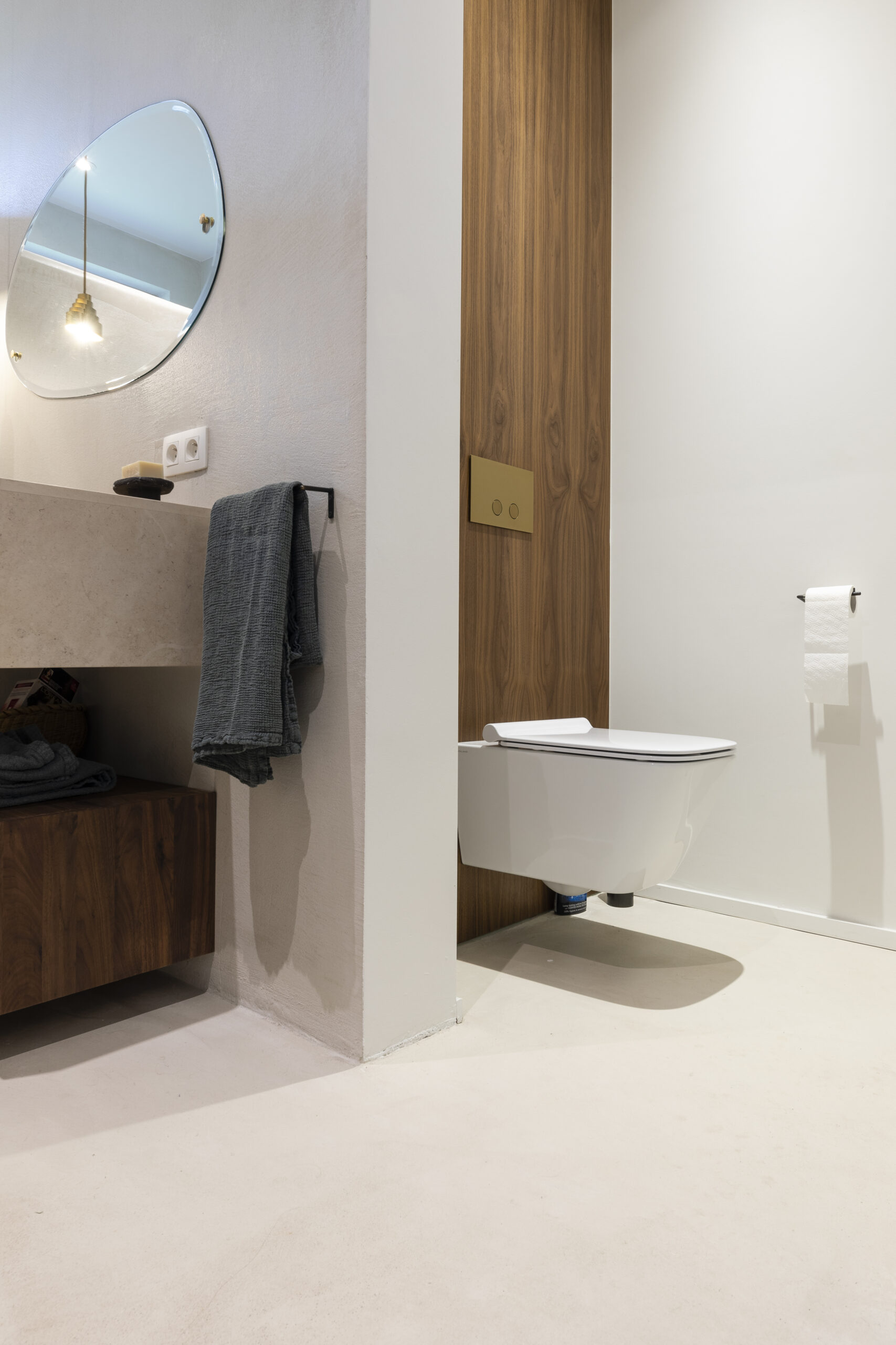 WC suspendu, panneau noyer