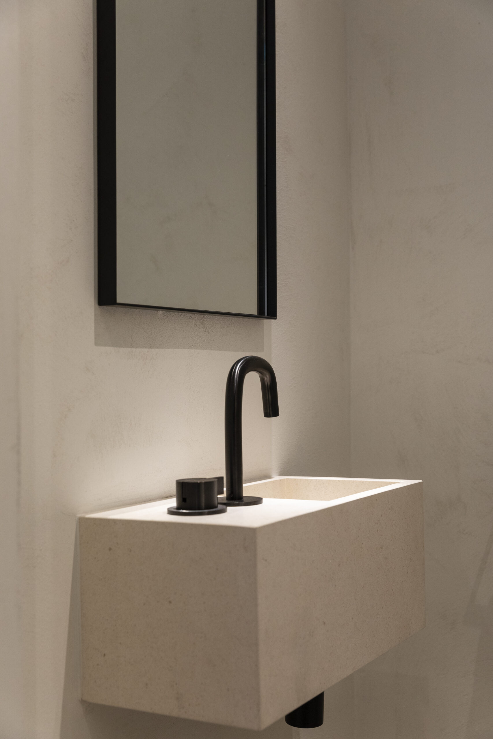 Lavabo en pierre, robinetterie noire