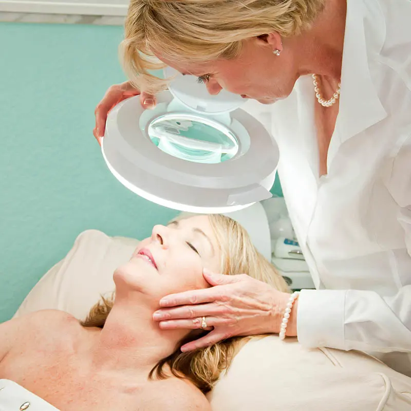 Soin du visage en cabinet de dermatologie